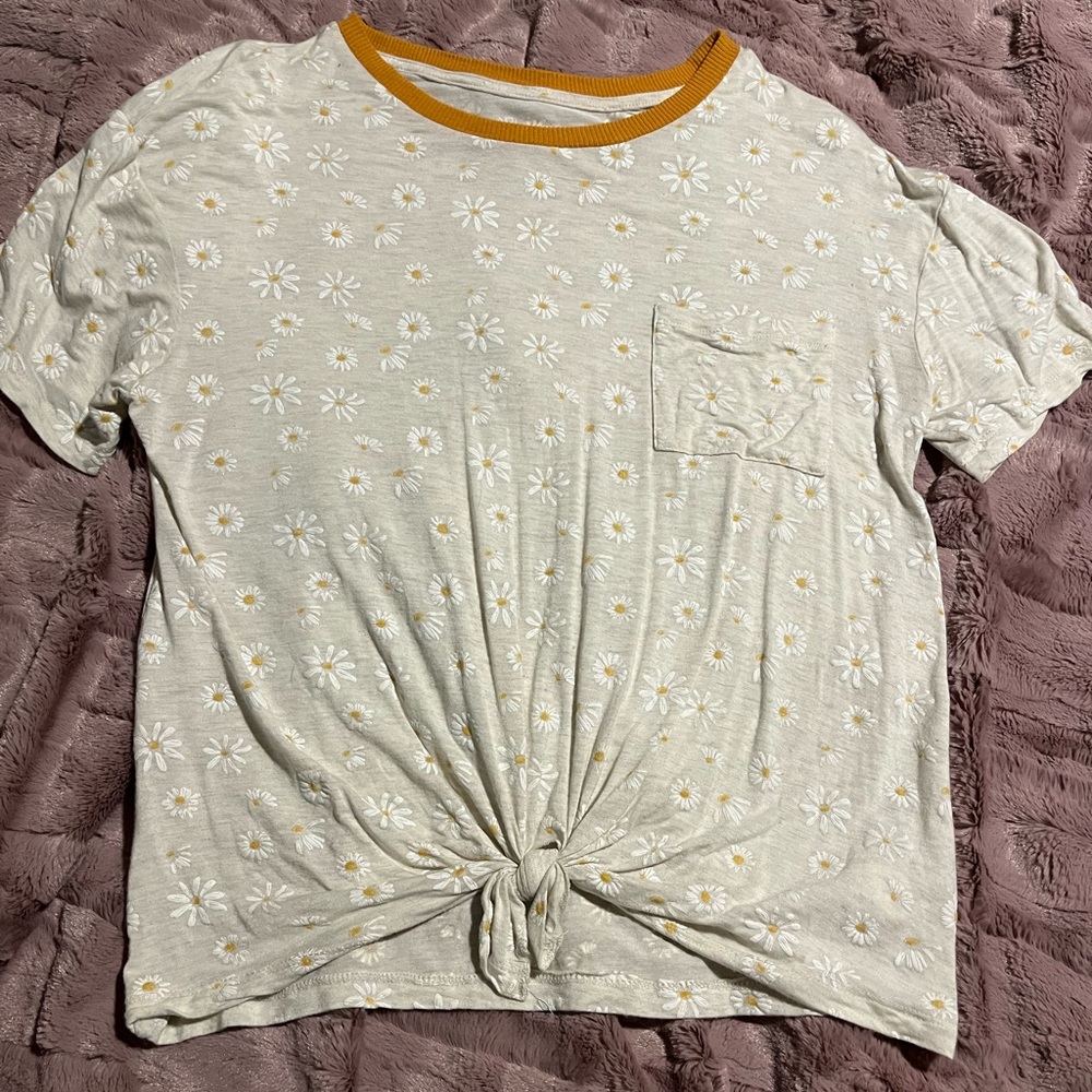 No boundaries flower front tie shirt. Large